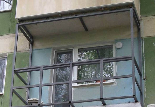 Альтернативное остекление балкона оргстеклом вместо стекла Ивантеевка