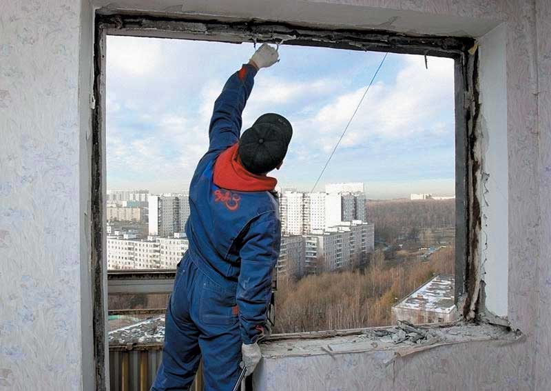 Демонтаж старого остекления балкона Ивантеевка